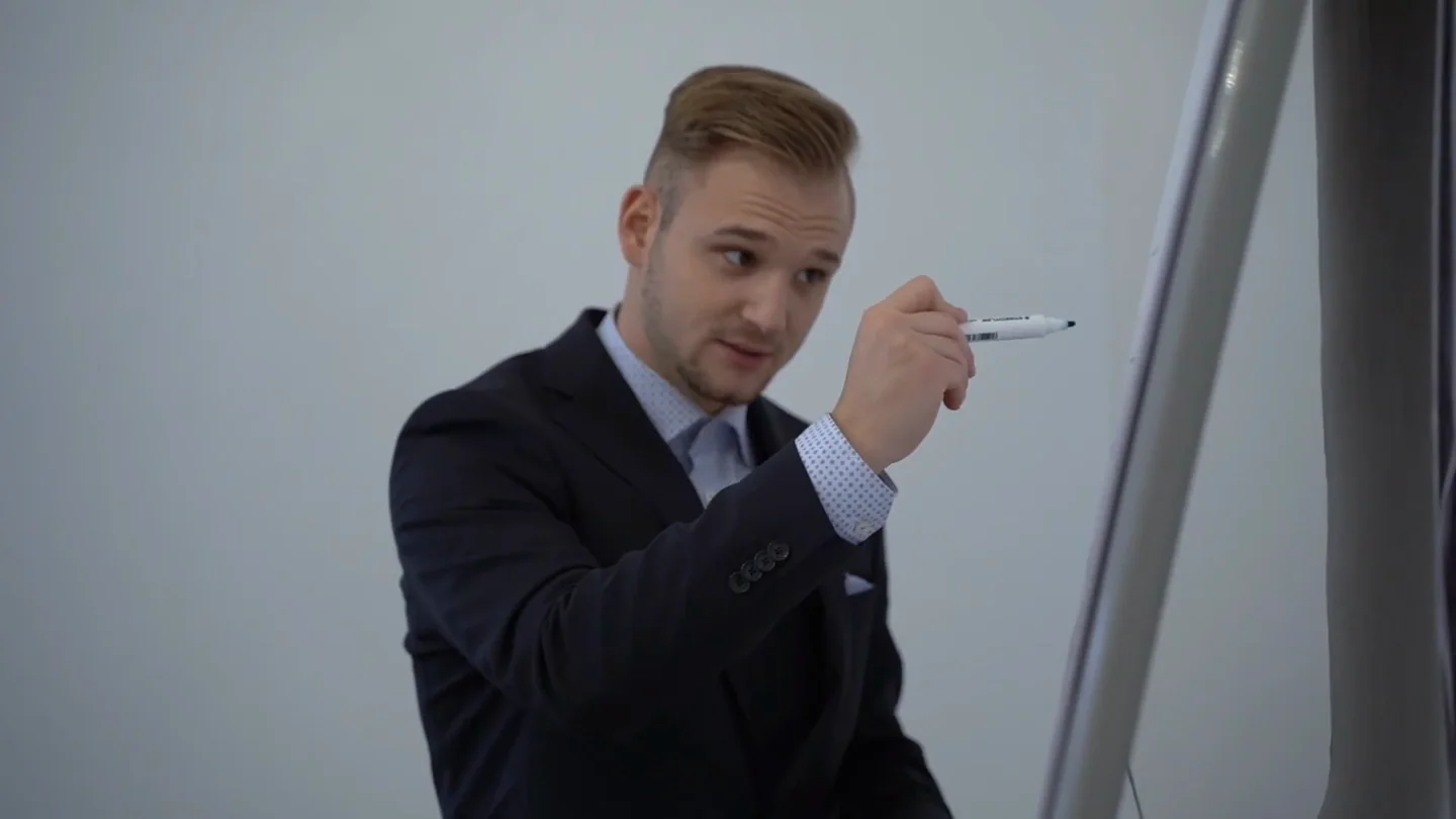 Cornelio Kübler erklärt ein Konzept am Flipchart
